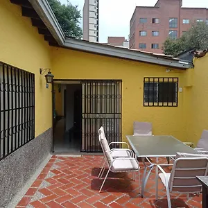 Albergue Yellow House